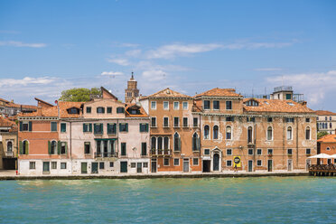 Italien, Venedig, Häuserzeile von der Lagune aus gesehen - JUNF01210