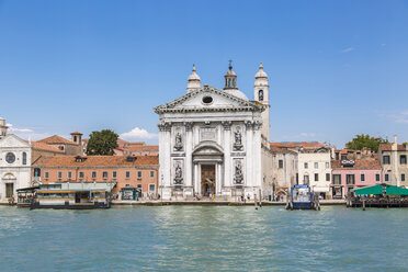 Italien, Venedig, Kirche Santa Maria della Salute von der Lagune aus gesehen - JUNF01211