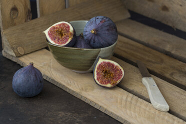 Sliced and whole fresh figs, kitchen knife and wooden box - JUNF01224