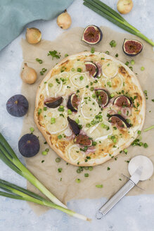 Hausgemachte Tarte Flambee mit Feigen, Frühlingszwiebeln und Ziegenkäse - JUNF01225