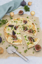 Hausgemachte Tarte Flambee mit Feigen, Frühlingszwiebeln und Ziegenkäse - JUNF01227