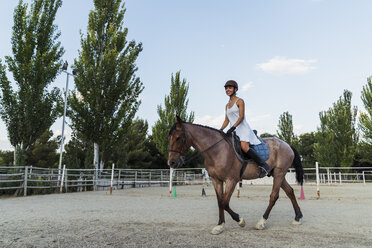 Frau reitet auf Pferd - KKAF01570