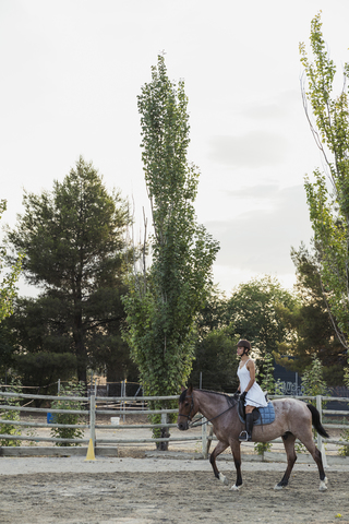 Frau reitet auf Pferd, lizenzfreies Stockfoto
