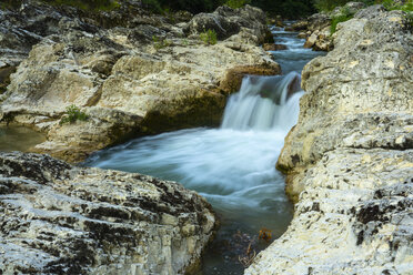 Italien, Marken, Fossombrone, Marmitte dei Giganti-Schlucht, Metauro-Fluss - LOMF00743