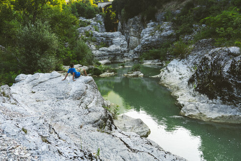 Italien, Marken, Fossombrone, Marmitte dei Giganti Schlucht, Metauro Fluss, Wanderer sitzt am Flussufer - LOMF00744