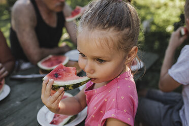 Porträt eines kleinen Mädchens, das eine Wassermelone isst - KMKF00481