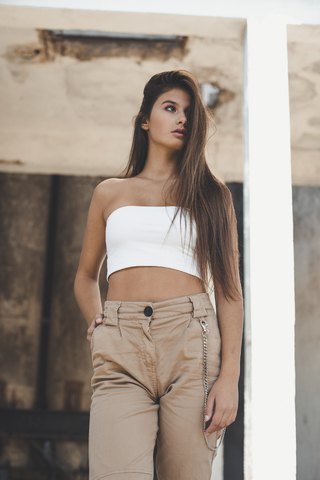 Porträt einer modischen Teenagerin mit langen braunen Haaren, lizenzfreies Stockfoto