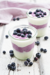 Ein Glas griechischer Joghurt mit Heidelbeeren - LVF07405