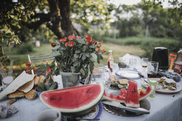 Tisch mit Resten vom Gartenfest - KMKF00525