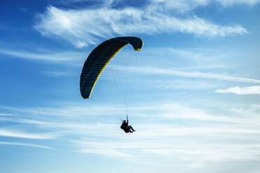 Gleitschirmfliegen, Gleitschirm, blauer Himmel mit Wolken - ACPF00313