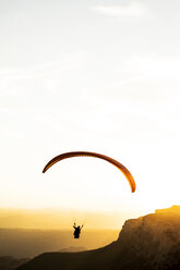 Gleitschirmfliegen, Berge im Hintergrund bei Sonnenuntergang - ACPF00314