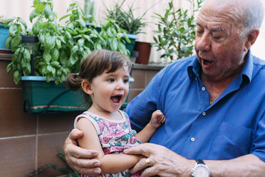 Großvater und Enkelin singen gemeinsam auf der Terrasse - GEMF02373