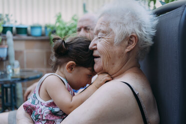 Großmutter und Enkelin verbringen Zeit auf der Terrasse - GEMF02388