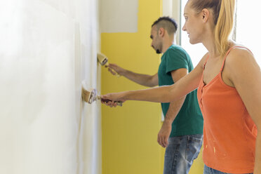 Ehepaar streicht Wand im neuen Haus - FBAF00030