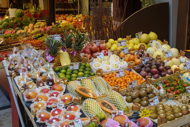 Deutschland, Augsburg, Obststand auf dem Markt - SIE08001