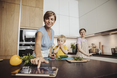 Glückliches lesbisches Paar und ihr Kind in der Küche - MFF04426