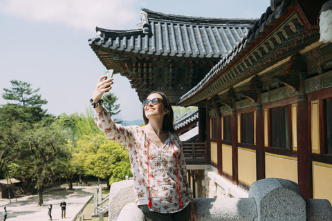 Südkorea, Gyeongju, glückliche Frau macht ein Selfie mit Handy im Bulguksa-Tempel, lizenzfreies Stockfoto