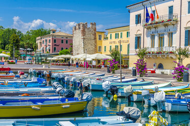 Italien, Venetien, Bardolino, Hafen und Rathaus - MHF00460