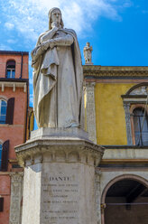 Italien, Verona, Statue von Dante Alighieri auf der Piazza dei Signori - MHF00467