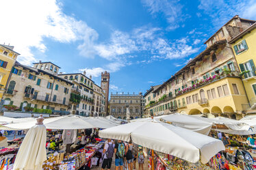 Italien, Verona, Blick auf die Piazza delle Erbe mit Ständen und Torre del Gardello im Hintergrund - MHF00469