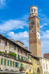 Italien, Verona, Piazza delle Erbe, Blick auf historische Fassaden und Torre dei Lamberti - MHF00470