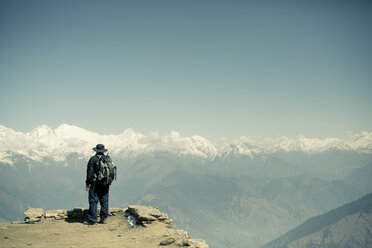 Mann mit Blick auf den Himalaya. - AURF03337