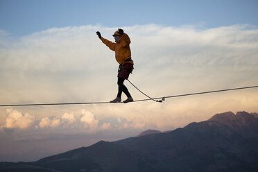 Männlicher Highliner läuft eine 125 Fuß lange Highline über Berge in einer Lücke auf dem Gipfel des Mammoth Crest - AURF03343