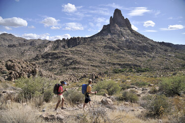 Ein Mann und eine Frau wandern auf dem beliebten Peralta Trail in der Superstition Wilderness Area, Tonto National Forest in der Nähe von Phoenix, Arizona, November 2011. - AURF03363