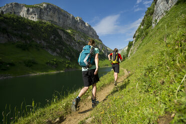 Mann und Frau beim Wandern, Appenzellerland, Schweiz. - AURF03379