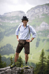Mann auf Felsen, Appenzellerland, Schweiz. - AURF03385