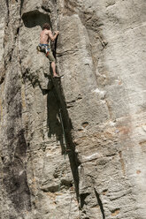 Mann beim Klettern einer Route im Balmanolesca-Klettergarten, Varzo, Piemont, Italien. - AURF03390