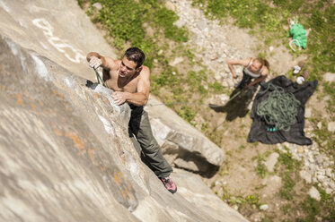 Lucas Iribarren klettert eine 7a+ Route in Balmanolesca, dem historischsten Granitfelsen in Ossola, Italien. - AURF03391