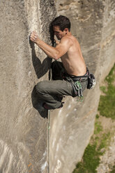 Lucas Iribarren climbs a 7a+ route in Balmanolesca, the most historical granite crag in Ossola, Italy. - AURF03394