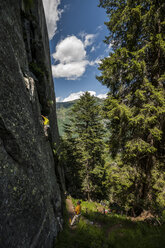 Mann beim Tradklettern einer Rissroute in Esigo, Ossola, Italien, einem der wichtigsten Ziele für Risskletterei in Europa. - AURF03397