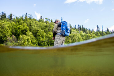 Mann beim Fliegenfischen auf Sockeye-Lachs - AURF03401