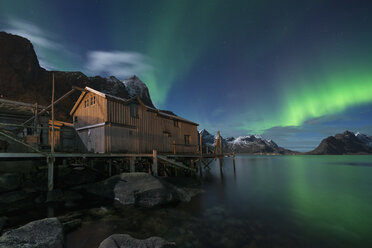 Nordlicht - Aurora Borealis leuchten am Himmel über der verlassenen Rorbu-Hütte, Valen, nahe Reine, Moskenes├©y, Lofoten, Norwegen - AURF03415