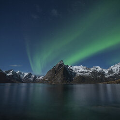 Nordlicht - Aurora Borealis leuchten am Himmel über dem Gipfel des Olstind, Hamn├©y, nahe Reine, Moskenes├©y, Lofoten, Norwegen - AURF03417
