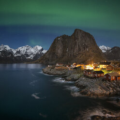 Nordlicht - Aurora Borealis leuchten am Himmel über Hamn├©y, nahe Reine, Moskenes├©y, Lofoten, Norwegen - AURF03418