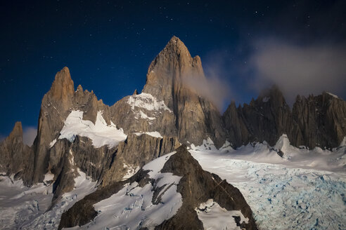 Der mondbeschienene Mount Fitzroy vom Gipfel des Cerro Madsen aus. - AURF03454