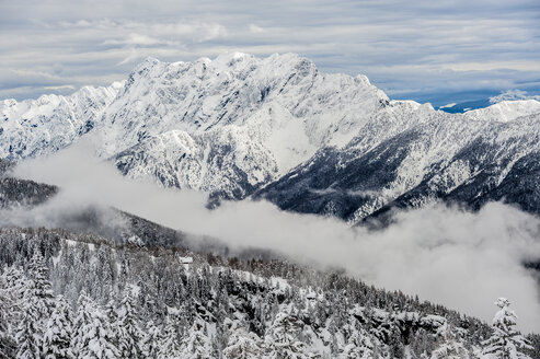 Nordwand des Monte Gridone nach starkem Schneefall, Ossola, Italien. - AURF03456