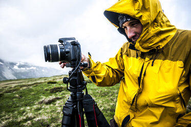 Outdoor-Fotograf an einem nebligen Tag im Devero-Nationalpark, Ossola, Italien. - AURF03501