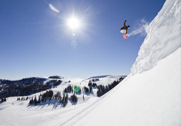 Snowboarder Springen - AURF03521