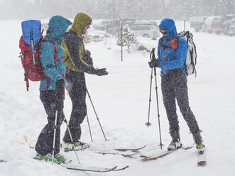 Skifahrer machen vor einer Skitour im Rocky Mountain National Park, Colorado, einen Bakentest am East Portal Trailhead. - AURF03545