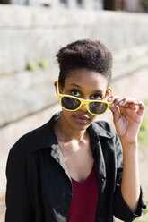 Porträt einer jungen Frau mit Sonnenbrille - GIOF04267