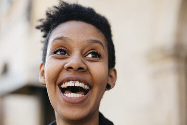 Porträt einer lachenden jungen Frau - GIOF04270