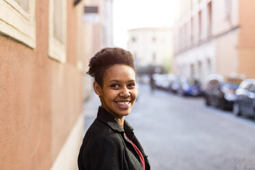 Portrait of smiling young woman in the city - GIOF04271