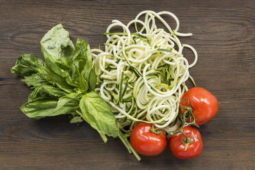 Frisches Basilikum, Zucchini-Nudeln und Tomaten. - AURF03599