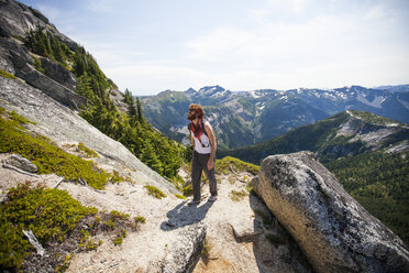 Ein Rucksacktourist wandert zum Needle Peak in British Columbia, Kanada. - AURF03608