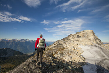 Ein Rucksacktourist wandert auf einem felsigen Grat in der Nähe des Saxifrage Mountain, Pemberton, British Columbia, Kanada. - AURF03619