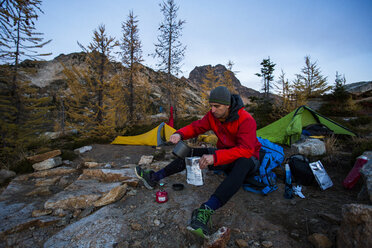 Ein Backcountry-Camper in der Pasayten Wilderness in den North Cascades in Washington. - AURF03630